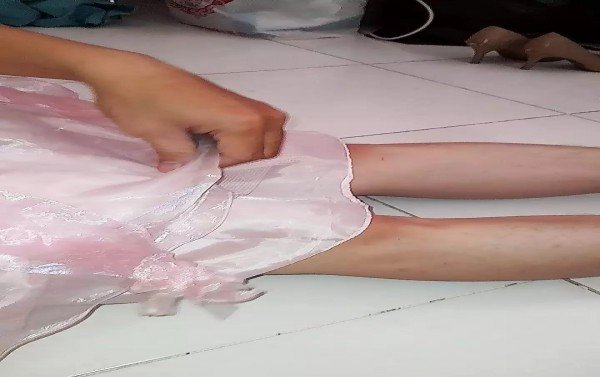 Asian Crossdresser Cum Mengenakan Gaun Pesta Organza Satin yang Lucu dan Cantik